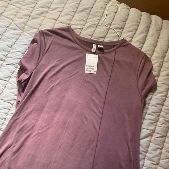 H&M asymmetrical t-shirt. - Picture 2 of 5